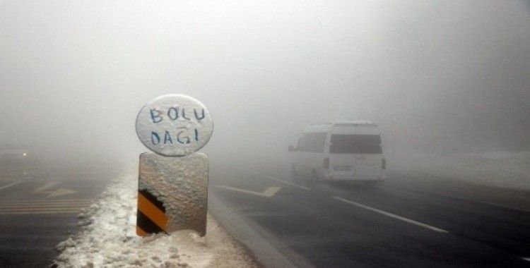 Bolu Dağı'nda hafif kar yağışı ve sis etkili oluyor