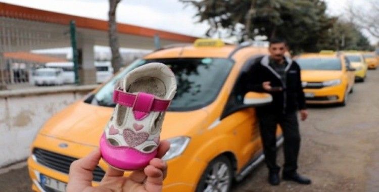 2 yıldır taksisinde unutulan ayakkabının sahibini arıyor