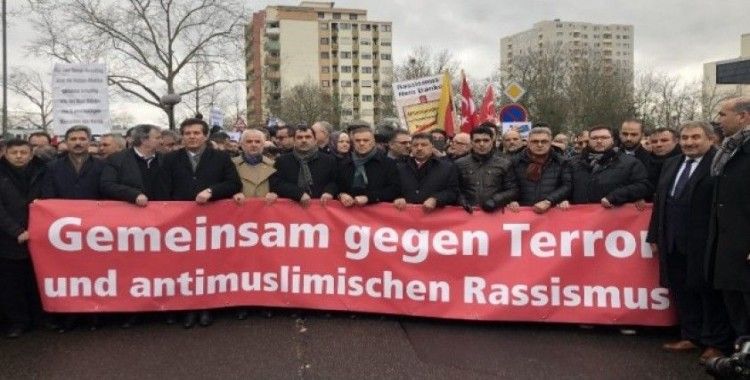 Hanau’da binlerce kişi ırkçı terör saldırısına karşı bir araya geldi