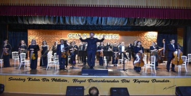 Gemlik’te ilk kez senfoni orkestrası sahne aldı