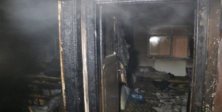 Elazığ’da ev yangını, 5 kişi dumandan etkilendi