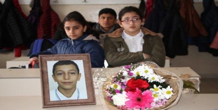 Depremde hayatını kaybeden Ömer Asaf'ın sınıf arkadaşları gözyaşını tutamadı