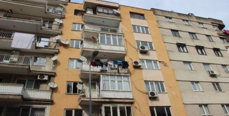 Manisa’da depremde zarar gören 7 katlı bina tahliye edildi