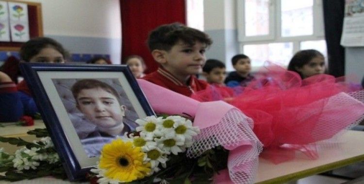 Depremde hayatını kaybeden Muhammed'in masasına çiçekler bırakıldı