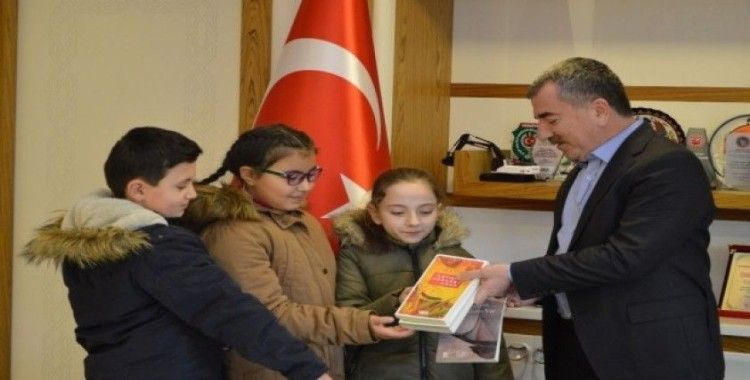 Başkan Özdemir’e kitap hediye ettiler