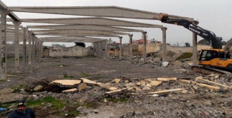 Mersin’de terk edilmiş fabrika binasının yıkımı yapıldı