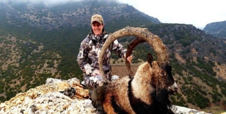 ABD'li avcı uzun boynuzlu dağ keçisi avladı