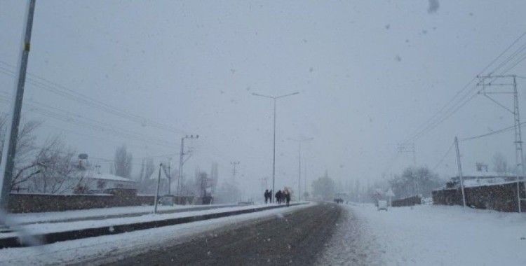 Tuzluca’da yoğun kar yağışı nedeniyle eğitime ara verildi