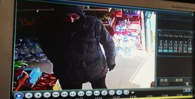 Pendik’te bıçaklı gaspçının market kasasını boşalttığı anlar kamerada