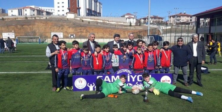 Merkez Ortaokulu Küçükler Futbol Takımı, Şampiyon Oldu