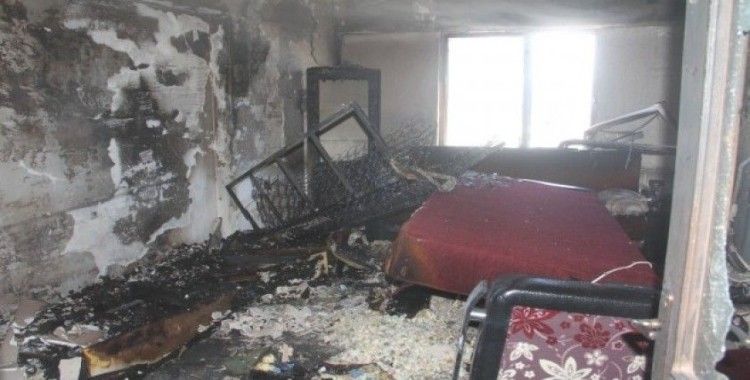 Çocuk oynarken evi yaktı: 4 kişi hastaneye kaldırıldı