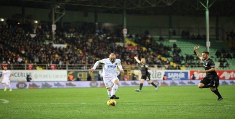 Süper Lig: Alanyaspor: 1 - Beşiktaş: 0 (İlk yarı)