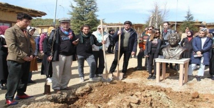 Müslüm Gürses’in ismi Şükran Köyü’nde dikilen çınar ve büstüyle yaşatılacak