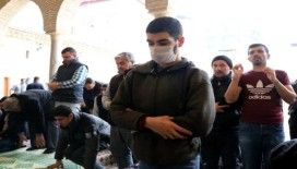 Korona virüse aldırmayan cemaat camilere akın etti
