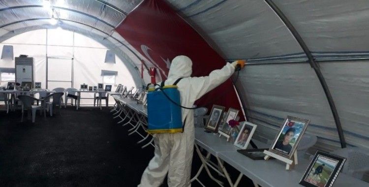 Büyükşehir belediyesi evlat nöbetindeki ailelerin çadırını dezenfektan etti