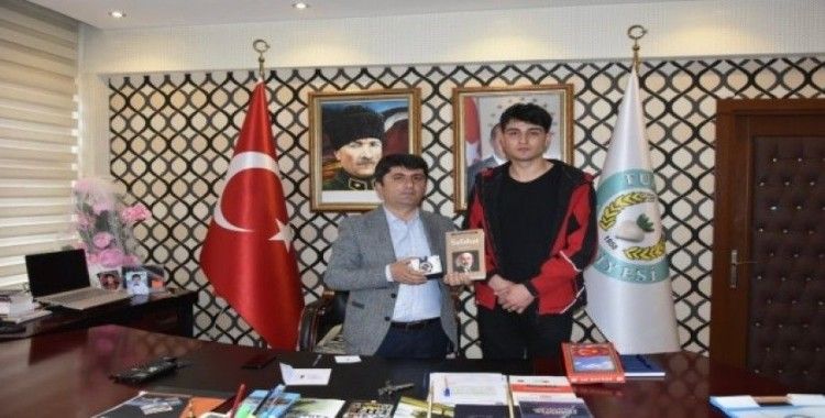 İstiklal Marşı okuma yarışmasındaki ödülünü Mehmetçiğe bağışladı