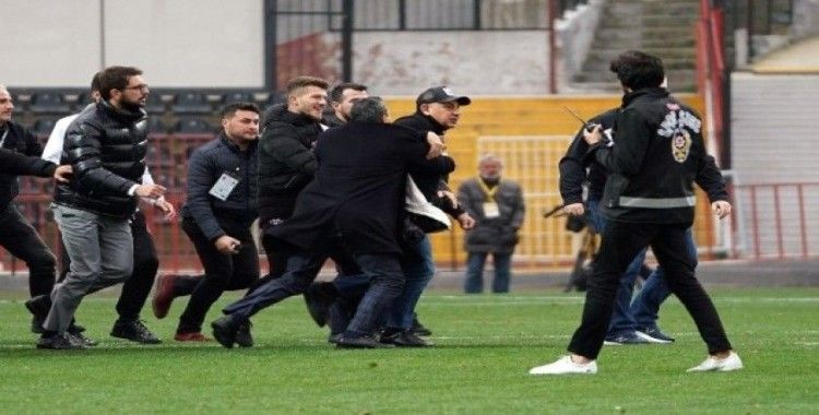 Fatih Karagümrük - Altay maçının ardından saha karıştı