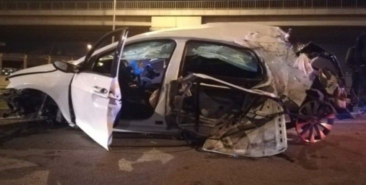 İzmir’de feci kaza... Otomobil tramvay yolunu aşıp karşı yola geçti: 4 yaralı
