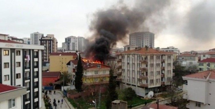 (Özel) Tuzla’da 3 binanın çatı katları alev alev yandı