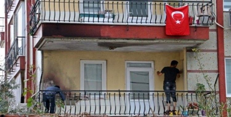 Balkon alev topuna döndü, mahalleli panik yaşadı