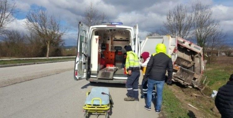 Düzce’de çöp kamyonu yoldan çıktı: 3 yaralı