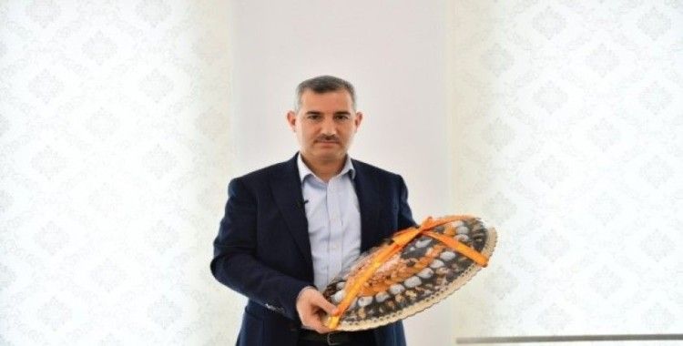 Başkan Çınar, Bakan Koca’ya, Malatya kayısısı ile kayısı kolonyası gönderdi