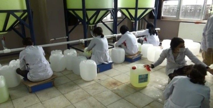 Diyarbakır’da öğrenciler korona virüs nedeni ile dezenfektan üretimini iki katına çıkardı