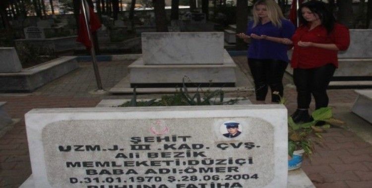 Şehit kızı babasına mektup yazıp mezarına gömdü