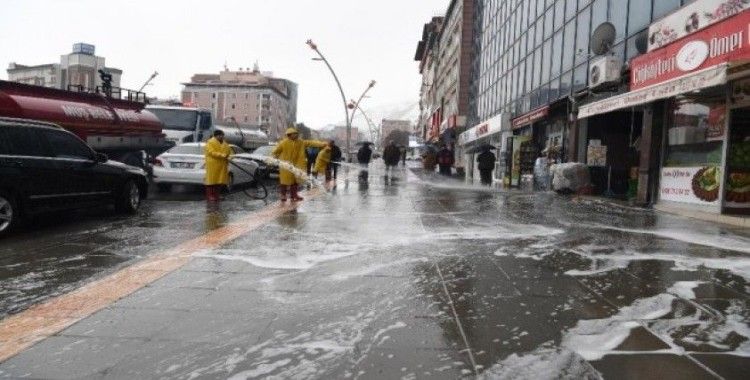 Muş’taki cadde ve kaldırımlar köpüklü ve tazyikli suyla yıkanıyor