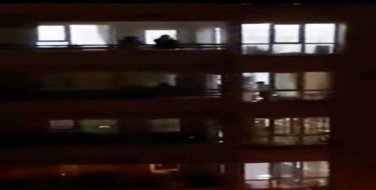 Hatay’da sağlık çalışanları balkonlardan alkışlandı