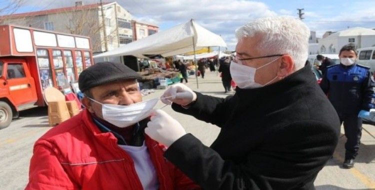 Belediye başkanı vatandaşa maske, eldiven ve dezenfektan dağıttı