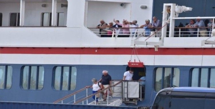 Korona virüsünün ortaya çıktığı ve ülkelerin almadığı gemi Küba’ya demir attı