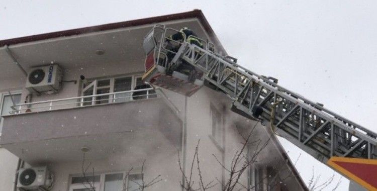 Yangında mahsur kalan 7 kişiyi itfaiye ekipleri kurtardı