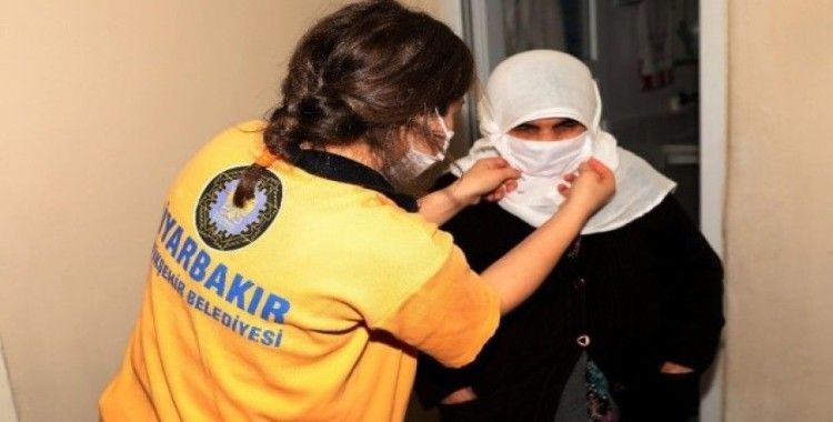 Diyarbakır Büyükşehir Belediyesinden yaşlılara koruyucu maske ve kolonya dağıtımı