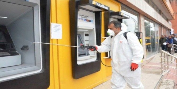 Büyükşehir ekipleri ATM’leri dezenfekte ediyor