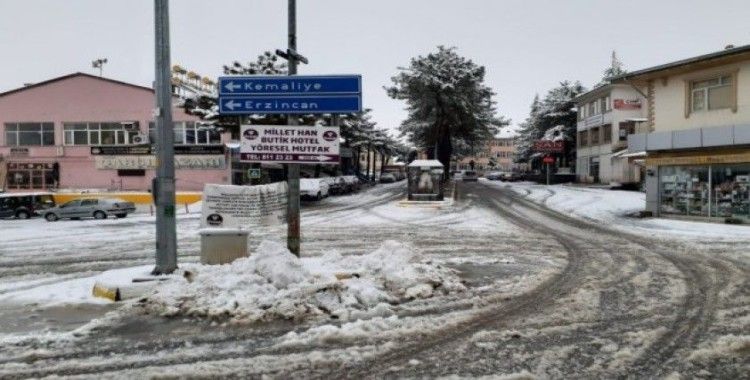 Arapgir’de korona endişesiyle boşalan sokaklar karla kaplandı