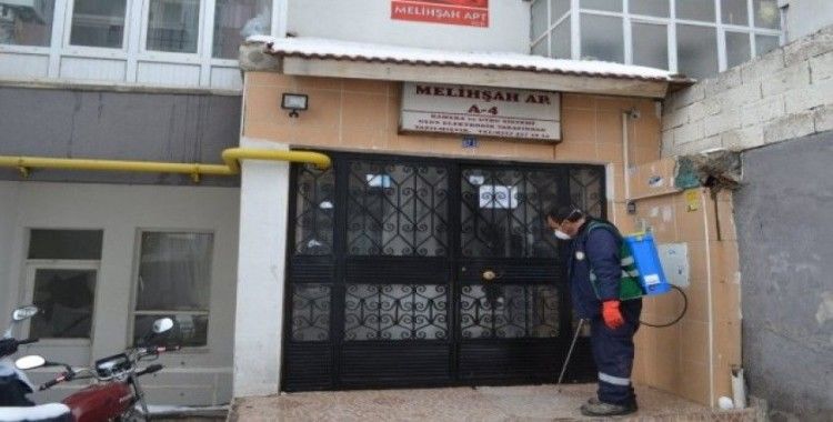 Bünyan Belediyesi apartmanları dezenfekte ediyor
