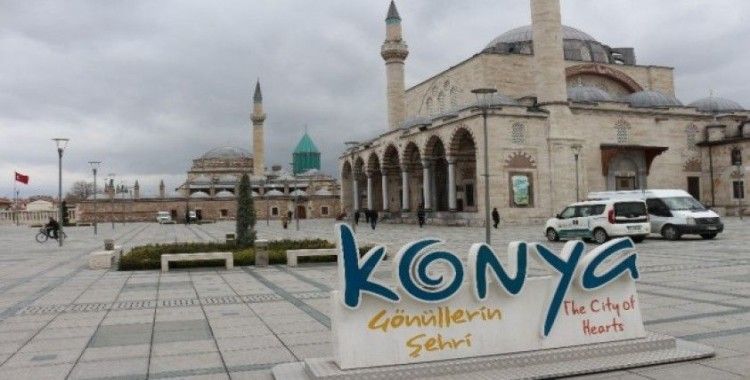 Konya’da cuma namazında camiler boş kaldı