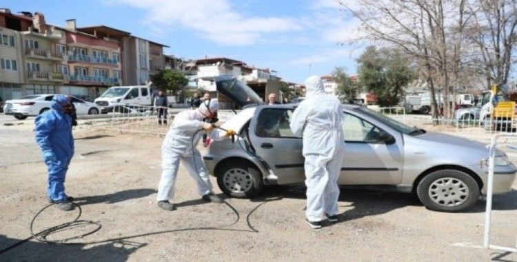 Pamukkale Belediyesi vatandaşların araçları ücretsiz dezenfekte etti