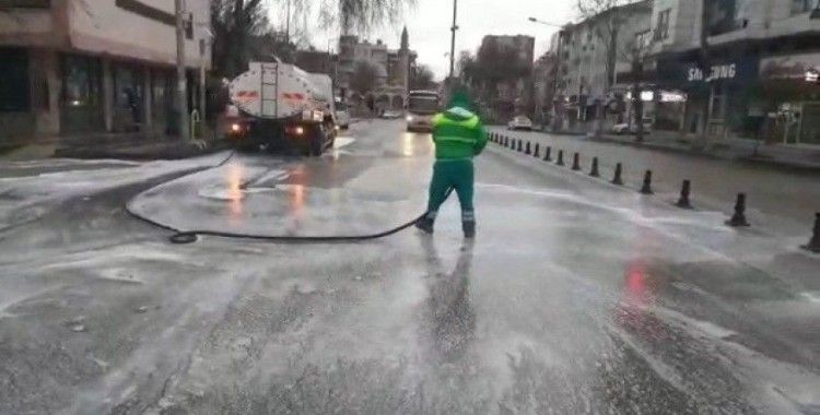 Adıyaman’da cadde ve sokaklar köpüklü suyla yıkanıyor