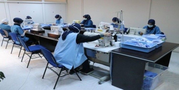 Bolu’da, sağlık çalışanları için hastanede maske dikimine başlandı
