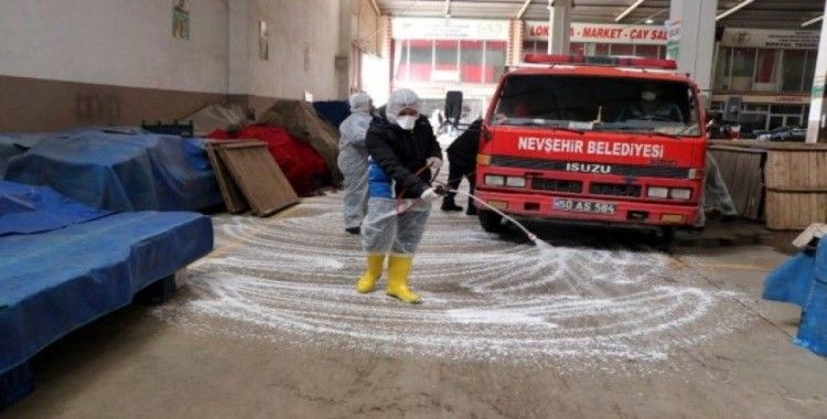 Nevşehir Belediye Başkanı Arı, pazar yerini yıkadı