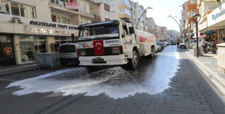 Akhisar Belediyesi salgın hastalıklara karşı sokakları yıkıyor