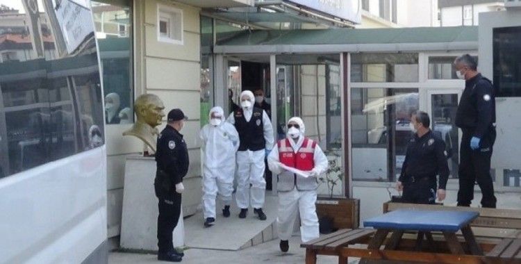 Hastanede güvenlikçileri bıçaklayan şahıs beyaz tulum ve maske ile adliyeye sevk edildi
