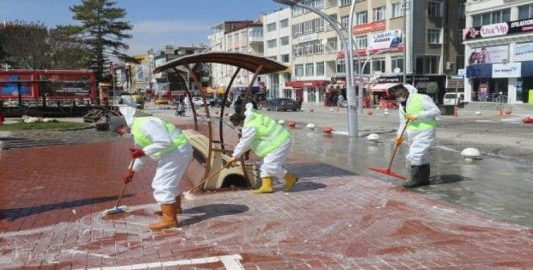 Karaman’da cadde, sokak ve kaldırımlar koronavirüse karşı dezenfekte edildi