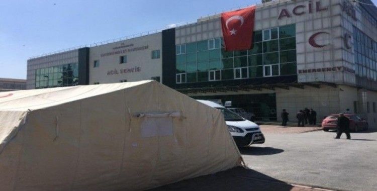 Kayseri’de hastalar için devlet hastanesinin bahçesine çadır kuruldu