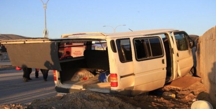 Elazığ'da işçi servisi beton bloka çarptı: 9 yaralı