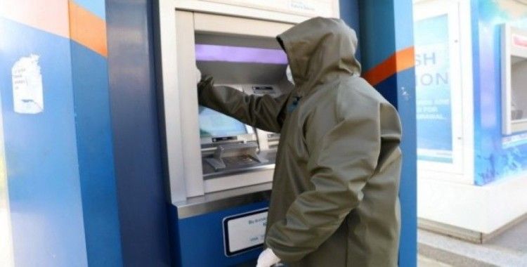 Akhisar Belediyesi ATM’leri dezenfekte ediyor