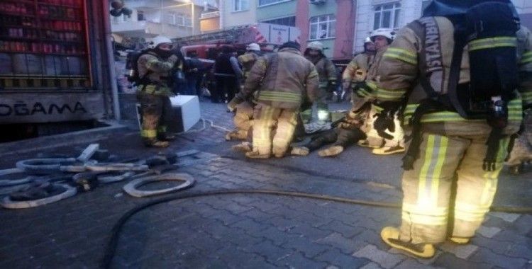 Esenyurt’ta yangın paniği: 2 işçi yerde böyle yardım bekledi