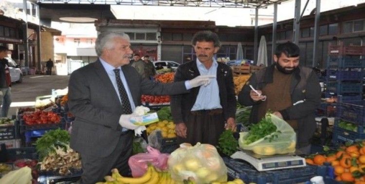 Başkan Karamehmetoğlu esnaf ve vatandaşlara eldiven dağıttı